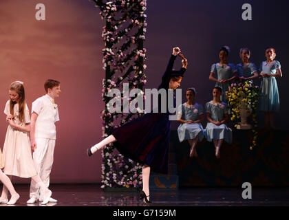 S Ballets neue Produktion von Nanny McPhee im Sadler's Wells Peacock Theatre in London. Stockfoto