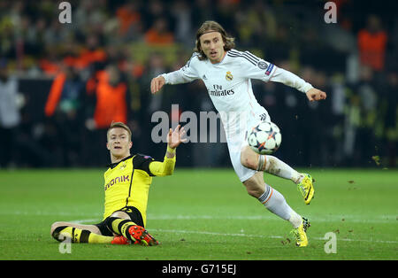 Fußball - UEFA Champions League - Viertelfinale - zweite Etappe - Borussia Dortmund gegen Real Madrid - Signal Iduna Park. Marco Reus von Borussia Dortmund (links) und Luka Modric von Real Madrid in Aktion Stockfoto