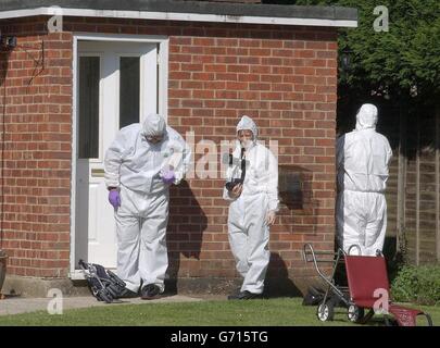 Forensische Ermittler am Ort einer dreifachen Schießerei in einem Dorf namens Highmoor, Oxfordshire in der Nähe von Henley an der Themse, wurde ein 39-jähriger Mann verhaftet. Stockfoto