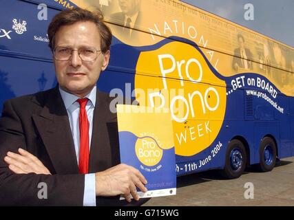 Lord Goldsmith der Generalanwalt steht vor dem Pro-Bono-Bus, beim Start der National Pro-Bono Week am Trafalgar Square im Zentrum von London. Der speziell konzipierte Doppeldeckerbus wird durch das Land fahren, wo Angehörige der Rechtsberufe den Bürgern im ganzen Land kostenlose Rechtsberatung geben werden. Stockfoto