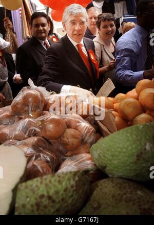 Außenminister Jack Straw schaut sich die Produkte auf dem Brixton Market, London, an, während er im Namen der Regierung für die morgigen lokalen, europäischen und Londoner Bürgermeisterwahlen kämpft. Herr Straw begrüßte den Erfolg des Poststimmexperiments. Stockfoto