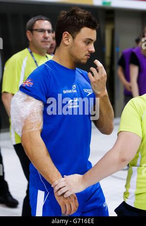 Der britische Tom Daley hat nach dem 10-m-Plateaufinale seiner Männer am dritten Tag des FINA Diving World Series Events im Aquatics Centre, London, einen Eisrucksack auf dem Arm. Stockfoto