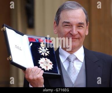 Sir Jeremy Greenstock, der Ständige Vertreter des Vereinigten Königreichs bei den Vereinten Nationen, mit seiner Ritterschaft im Buckingham Palace, London. Stockfoto