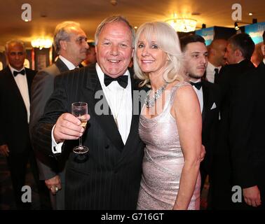 Peterborough United Football Director Barry Fry mit Frau Kristine bei den PFA Player of the Year Awards 2014 im Grosvenor House Hotel. London. Stockfoto