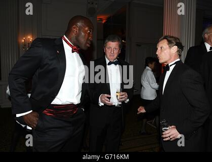 England Manager Roy Hodgson (Mitte) mit Darren Moore (links) vor den PFA Player of the Year Awards 2014 im Grosvenor House Hotel. London. Stockfoto