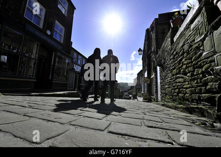 Die gepflasterte Hauptstraße in Haworth, an der die Tour de France am Sonntag, 6. Juli, auf der zweiten Etappe von York nach Sheffield teilnehmen wird. Stockfoto