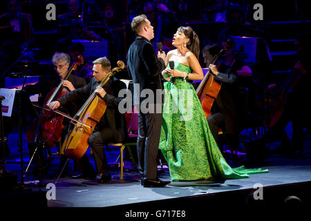 Stephen Costello und Ailyn Perez treten mit der Royal Northern Sinfonia bei Classic FM Live in der Royal Albert Hall in West London auf. Stockfoto