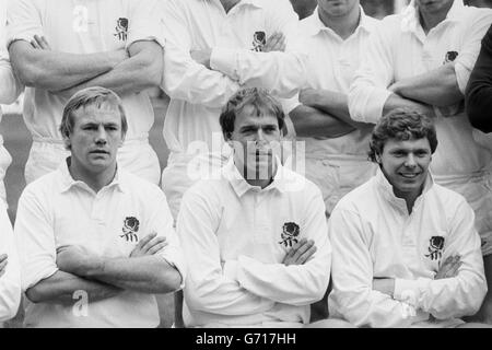 Drei von Englands Rugby-Helden, Eroberer der neuseeländischen All-Blacks in Twickenham, die einen 15-9-Sieg über die Touring-Seite verzeichneten, das erste Mal seit 1936. Von links: Captain Peter Wheeler, Clive Woodward und John Carleton. Stockfoto