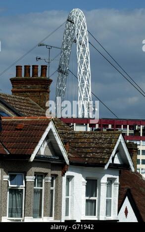 Der 440 Tonnen schwere und durch Kabel aufgehängte 2,000-Fuß-Bogen von Wembley wird in Position gebracht. Der Bogen ersetzt die ikonischen Zwillingstürme des alten Stadions durch das neue Stadion, das voraussichtlich vorzeitig fertiggestellt werden wird und rechtzeitig zum FA Cup-Finale 2006 eröffnet werden soll. Stockfoto