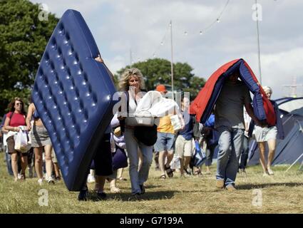 Festivalbesucher kommen am ersten Tag des Nokia Isle of Wight Festivals im Seaclose Park in Newport, Isle of Wight an. Stockfoto