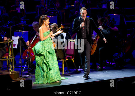 Stephen Costello und Ailyn Perez treten mit der Royal Northern Sinfonia bei Classic FM Live in der Royal Albert Hall in West London auf. Stockfoto