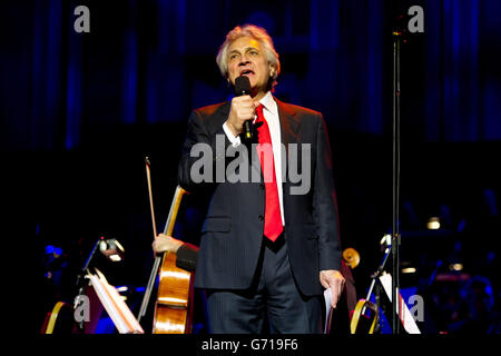 Classic FM Live - London. Moderator John Suchet während Classic FM Live in der Royal Albert Hall im Westen Londons. Stockfoto