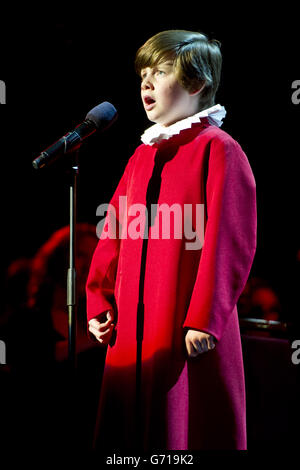 Jack Topping tritt mit der Royal Northern Sinfonia bei Classic FM Live in der Royal Albert Hall im Westen Londons auf. Stockfoto