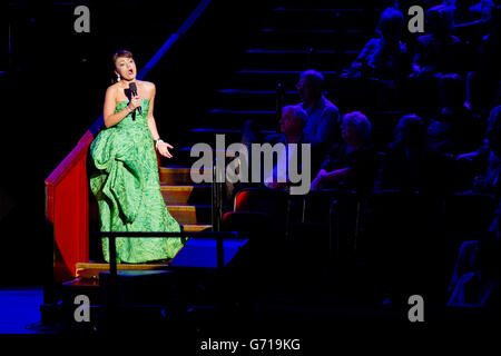 Stephen Costello und Ailyn Perez treten mit der Royal Northern Sinfonia bei Classic FM Live in der Royal Albert Hall in West London auf. Stockfoto