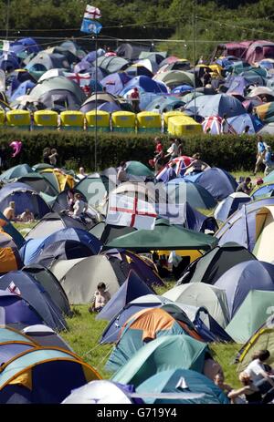 Festivalbesucher kommen am ersten Tag des Nokia Isle of Wight Festivals im Seaclose Park in Newport, Isle of Wight an. Stockfoto