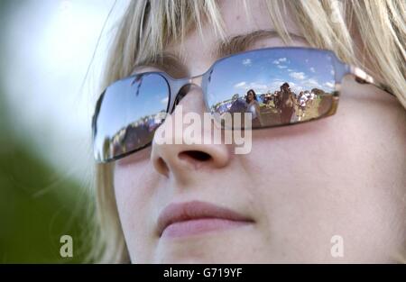 Festivalbesucher kommen am ersten Tag des Nokia Isle of Wight Festivals im Seaclose Park in Newport, Isle of Wight an. Stockfoto