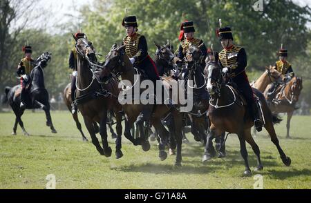 Mitglieder der Königstruppe Royal Horse Artillery nehmen an ihrer jährlichen Inspektion im Gloucester Green im Regents Park, London, Teil. Stockfoto