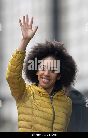 Pearl Mackie, Arzthelferin, entdeckt während der Dreharbeiten für Doctor Who in Cardiff, Südwales. Stockfoto