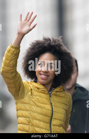 Pearl Mackie, Arzthelferin, entdeckt während der Dreharbeiten für Doctor Who in Cardiff, Südwales. Stockfoto