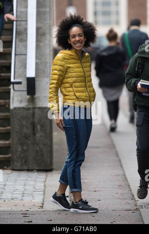 Pearl Mackie, Arzthelferin, entdeckt während der Dreharbeiten für Doctor Who in Cardiff, Südwales. Stockfoto