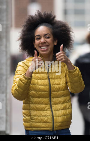 Pearl Mackie, Arzthelferin, entdeckt während der Dreharbeiten für Doctor Who in Cardiff, Südwales. Stockfoto