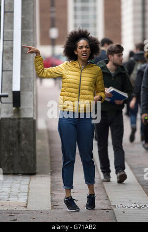 Pearl Mackie, Arzthelferin, entdeckt während der Dreharbeiten für Doctor Who in Cardiff, Südwales. Stockfoto