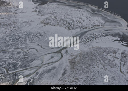 Gezeiten Bäche im tief verschneiten Salzwiesen, Memmert Insel Ranzelwatt in der Nähe von Borkum, Nationalpark Wattenmeer Meer Niedersachsen, Ostfriesland, Niedersachsen, Deutschland Stockfoto