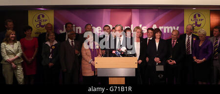 UKIP-Chef Nigel Farage (Mitte) hält eine Rede im Intercontinental Hotel, London, während er die Ergebnisse seiner Partei in den Umfragen für das Europäische Parlament feiert. Stockfoto