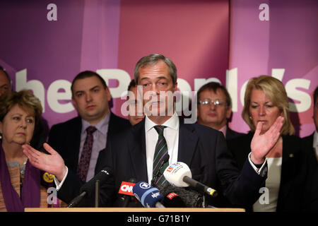 UKIP-Chef Nigel Farage hält eine Rede im Intercontinental Hotel, London, während er die Ergebnisse seiner Partei in den Umfragen für das Europäische Parlament feiert. Stockfoto