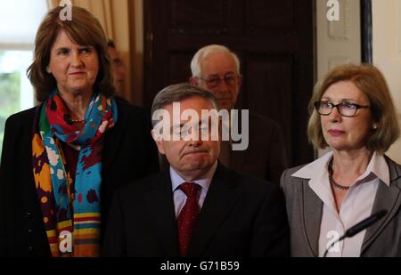 (Von links nach rechts) Minister Joan Burton, Brendan Howlin, Emmet Stagg und Jan O'sullivan sehen sich an, wie Irlands stellvertretender Premierminister Eamon Gilmore, der Chef der Labour Party und Außenminister in der Koalitionsregierung der Republik, vor seinen Ministerkollegen im Außenministerium in seinen Rücktritt als Vorsitzender der Labour-Partei ankündigt Dublin. Stockfoto