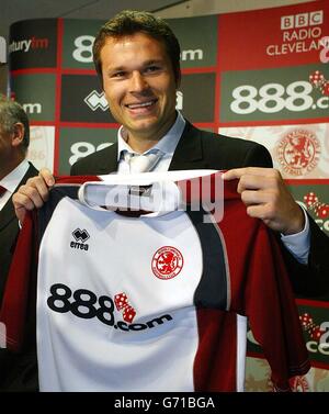 Der australische Fußballnationalspieler Mark Viduka schließt seine Unterschrift für den Middlesbrough FC vom Leeds United FC auf dem Hurworth Training Ground, Darlington, ab. Stockfoto