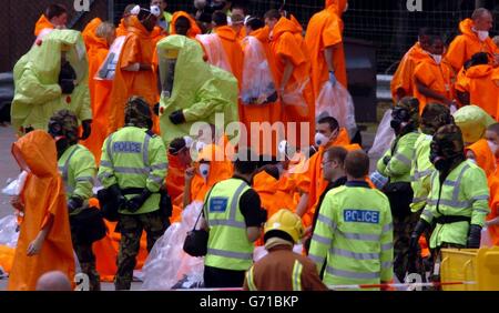 Ein Polizist trägt eine Gasmaske während der „Übung Horizont“ im National Exhibition Centre in Birmingham, West Midlands. Rettungsdienste eilten zum Schauplatz eines simulierten Terroralarms, um Hunderten von „Opfern“ eines Nervengasangriffs zu helfen. Das Ereignis soll die Reaktion aller Rettungsdienste auf einen Terroranschlag testen. Stockfoto