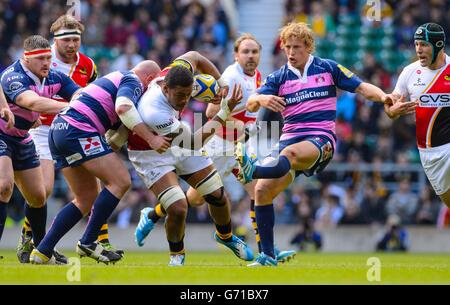 Nathan Hughes (Mitte) von London Wesps wird von Gloucester's Nick Wood (links) und Billy Twelvetrees (rechts) während des Spiels der Aviva Premiership in Twickenham, London, angegangen. Stockfoto