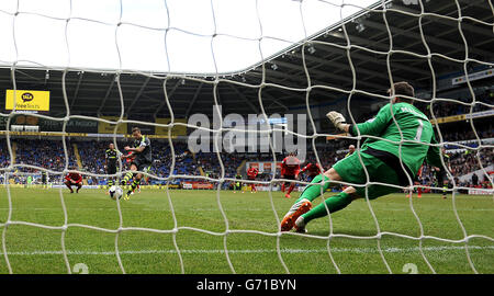 Marko Arnautovic von Stoke City erzielt beim Spiel der Barclays Premier League im Cardiff City Stadium, Cardiff, das erste Tor des Spiels seiner Spielmannschaft an der Strafstelle. Stockfoto