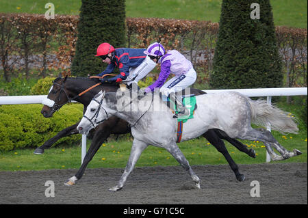 Zampa Manos von Oisin Murphy (links) schlägt Now Trouble von Hayley Turner, um den Einsatz der Betfred 'Racing's Biggest Supporter' Conditions während des Oster Family Fun Day auf der Rennbahn Kempton Park zu gewinnen. Stockfoto