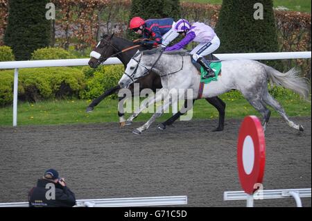 Zampa Manos von Oisin Murphy (links) schlägt Now Trouble von Hayley Turner, um den Einsatz der Betfred 'Racing's Biggest Supporter' Conditions während des Oster Family Fun Day auf der Rennbahn Kempton Park zu gewinnen. Stockfoto