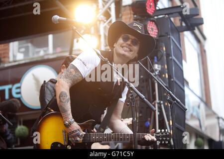 Record Store Day - London. Adam Ant tritt in der Berwick Street, London, auf und feiert den Record Store Day. Stockfoto