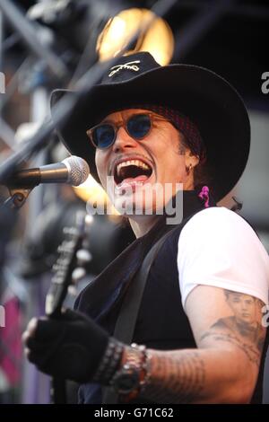 Adam Ant tritt in der Berwick Street in London auf und feiert den Record Store Day. Stockfoto