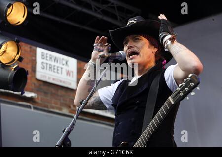 Adam Ant tritt in der Berwick Street in London auf und feiert den Record Store Day. Stockfoto