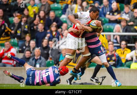 Nathan Hughes von London Wasps schlägt das Tackle von Rob Cook aus Gloucester während des Spiels der Aviva Premiership in Twickenham, London. Stockfoto