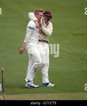 Matthew Dunn von Surrey (links) feiert mit seinem Teamkollegen Jason Roy das Wicket von Graham Napier von Essex Stockfoto