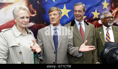 UKIP-Führer Nigel Farage (zweiter rechts) schließt sich Paul Sykes (zweiter links) beim Start der Doppelhaushalte-Kampagne seiner Partei für die Europawahl in Barkers Pool, Sheffield, an. Stockfoto