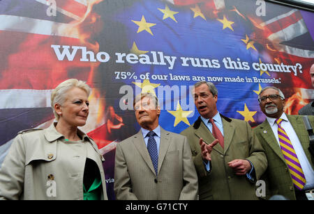 UKIP-Chef Nigel Farage (zweiter rechts) und Paul Sykes (zweiter links) starten Ukips Wahlkampf für die Wahlen in Barkers Pool, Sheffield. Stockfoto