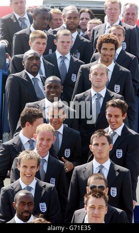 Die englische Fußballmannschaft besteigen ihr Flugzeug am Flughafen Luton, um für die Euro 2004 nach Portugal zu fliegen. Stockfoto