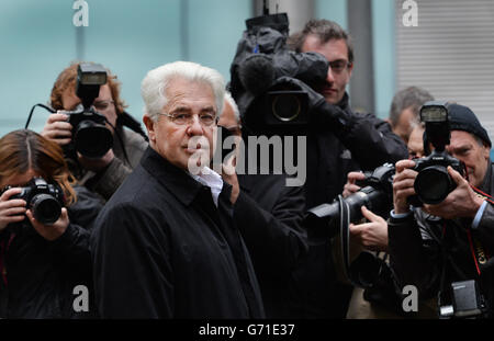 Der Publizist Max Clifford kommt am Southwark Crown Court in London an, wo er wegen insgesamt 11 Anklagepunkten wegen unanständigen Übergriffen auf sieben Frauen und Mädchen angeklagt wird. Stockfoto