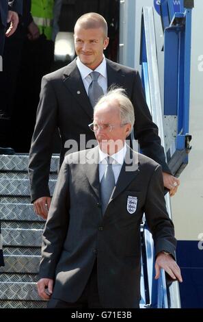 Die englische Fußballmannschaft besteigen ihr Flugzeug am Flughafen Luton, um für die Euro 2004 nach Portugal zu fliegen, mit Kapitän David Beckham (oben) und Trainer Sven-Goran Eriksson. Stockfoto