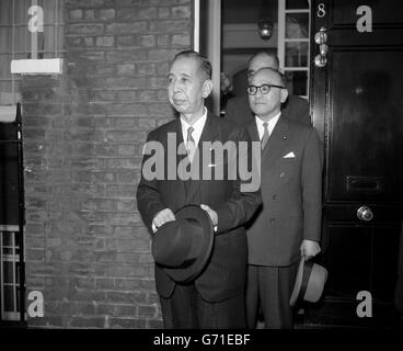 Nobusuke Kishi (l.), der japanische Premierminister, verließ das Land, nachdem er Sir Winston Churchill in seinem Haus im Hyde Park Gate, London, besucht hatte. Kishi ist zu einem dreitägigen offiziellen Besuch in Großbritannien. Stockfoto