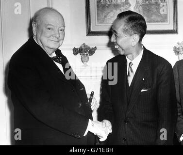 Nobusuke Kishi (l.), der japanische Premierminister, schüttelt Sir Winston Churchill die Hand, nachdem er sein Haus im Hyde Park Gate in London besucht hat. Kishi ist zu einem dreitägigen offiziellen Besuch in Großbritannien. Stockfoto