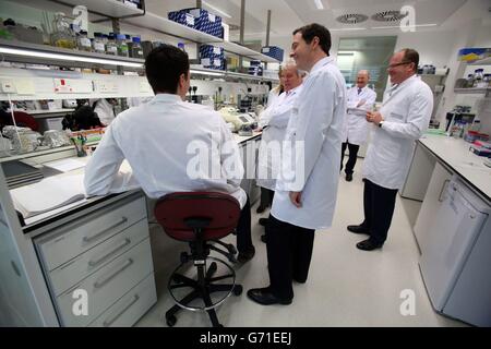 Schatzkanzler George Osborne hält eine Rede während eines Besuchs im MRC Laboratory of Molecular Biology auf dem Cambridge Biomedical Campus, da er heute bekannt gegeben hat, dass die Regierung ein neues 200-Millionen-Polarforschungsschiff finanzieren wird, um wissenschaftliche Expertise zu gewinnen In den wirtschaftlichen Erfolg. Stockfoto