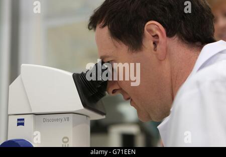 Schatzkanzler George Osborne bei einem Besuch im MRC Laboratory of Molecular Biology auf dem Cambridge Biomedical Campus, als er heute bekannt gab, dass die Regierung ein neues 200-Millionen-Polarforschungsschiff finanzieren wird, um wissenschaftliche Expertise in wirtschaftlichen Erfolg zu verwandeln. Stockfoto